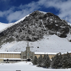 Vista general del santuari de Núria nevat