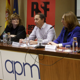 El presidente de Reporteros Sin Fronteras (RSF) España, Alfonso Bauluz (c), acompañado por la vicepresidenta de la organización, Edith Rodríguez Cachera (i), y por la secretaria general de la Asociación de la Prensa de Madrid (APM), Mónica Tourón, 