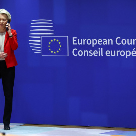 La presidenta de la Comisión Europea, Ursula von der Leyen. habla por su teléfono móvil, en una pausa de una cumbre informal de los líderes de la UE en Bruselas. REUTERS/Yves Herman