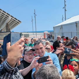 El presidente del Gobierno, Pedro Sánchez, en la Feria de Abril de Barcelona, en plena campaña de las elecciones catalanas del 12 de mayo. EFE/Sergi Ill