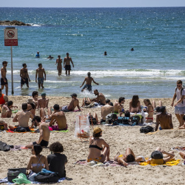 ARCHIVO. La gente juega al fútbol en la playa de Tel Aviv durante un día soleado.