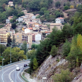 La carretera C-16 i al fons el poble de Cercs