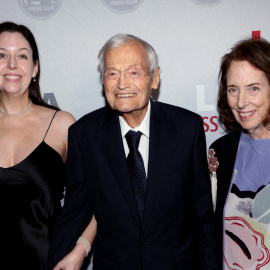 Catherine Corman, Roger Corman y Julie Corman asisten a la 16ª Gala Anual de Premios Nacionales de Periodismo de Arte y Entretenimiento en el Millennium Biltmore Hotel Los Ángeles el 3 de diciembre de 2023 en Los Ángeles, California.