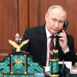 El presidente ruso, Vladimir Putin, habla por teléfono antes de la ceremonia de investidura como presidente de la Federación Rusa, el 7 de mayo de 2024, en Moscú.