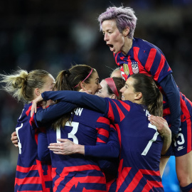 Las jugadoras de la selección femenina de fútbol de EEUU se abrazan tras marcar un gol en su enfrentamiento contra la selección de Corea del Sur, en el Estadio Allianz, en St Paul, Minnesota, el pasado octubre. David Berding/Getty Images/AFP