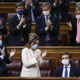 El líder del Partido Popular, Pablo Casado (d, delante), recibe los aplausos de varios diputados de su partido tras su intervención en la sesión de control al Gobierno, este miércoles, en el Congreso de los Diputado