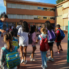 Varios niños a su llegada al colegio CEIP Hernán Cortés durante el primer día de comienzo del curso escolar, a 7 de septiembre de 2022, en Madrid (España).