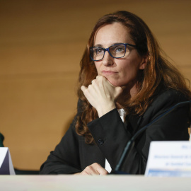 Mónica García firma financiar en 2025 con gafas y lentillas