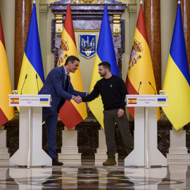 El presidente del Gobierno de España, Pedro Sánchez (i), y el presidente de Ucrania, Volodimir Zelenski (d), se saludan a su llegada al Palacio Mariinski, a 23 de febrero de 2023, en Kiev (Ucrania).