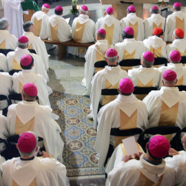 Obispos se preparan para asistir a una misa en la iglesia parroquial de Lourdes. Foto de archivo.