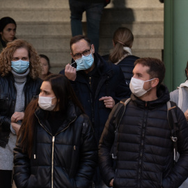 Varias personas con mascarillas, en el Hospital Clínic de Barcelona, a 8 de enero de 2024, en Barcelona, Catalunya (España).