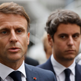 El recién nombrado primer ministro francés, Gabriel Attal, observa al presidente Emmanuel Macron durante una rueda de prensa en Arras, noreste de Francia, a 13 de octubre de 2023.