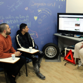 Alumnes d'una autoescola practiquen amb un test online en català