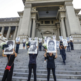 Activistas de 'Artistas contra la dictadura' realizaron este martes en Lima un acto en memoria de las víctimas de la masacre de Juliaca, al cumplirse un año de la violencia estatal.