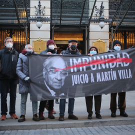 Concentración en contra del exministro del Interior Rodolfo Martín Villa, que ha protagonizado un desayuno informativo de Fórum Europa, en el Hotel Four Seasons, a 17 de enero de 2022, en Madrid