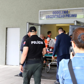 El primer ministro de Eslovaquia, Robert Fico, a su llegada al hospital tras ser tiroteado en Banska Bystrica, a 15 de mayo de 2024.