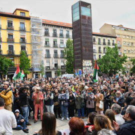 Cientos de personas durante una manifestación para exigir el alto al fuego en Gaza, en la Plaza del Museo Reina Sofía