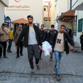 Palestinos llevan el cuerpo de un asesinado por un ataque israelí, durante un funeral en Rafah, a 16 de mayo 2024.