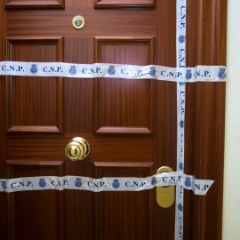 Puerta de la vivienda donde ha tenido lugar un crimen machista, a 2 de julio de 2023, en Burgos.