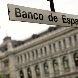 Cartel en la entrada a la estación de metro de Banco de España, frente a la sede de la institución, en Madrid. REUTERS/Juan Medina