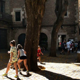 Infants jugant a la plaça Sant Felip Neri de Barcelona