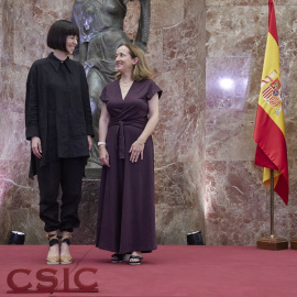 La ministra de Ciencia e Innovación, Diana Morant (i), y la nueva presidenta del Consejo Superior de Investigación Científica (CSIC), Eloísa Del Pino (d), durante el acto de toma de posesión, en la sede del CSIC, a 22 de junio de 2022, en Madrid