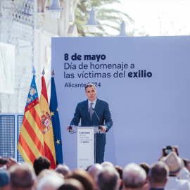 El presidente del Gobierno, Pedro Sánchez, interviene durante el acto institucional con motivo del Día de homenaje a las víctimas del exilio, en la Plaza de l’Arquitecto Miguel López, a 8 de mayo de 2024, en Alacant