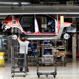 Un trabajador en la línea de montaje de la factoría de Seat en Martorell (Barcelona). REUTERS/Albert Gea