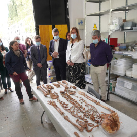 El delegado del Gobierno, Pedro Fernández, junto a la alcaldesa de Osuna, Rosario Soto, y los expertos que participan en la exhumación.