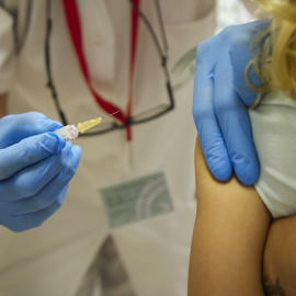 Foto de archivo de una niña poniéndose la vacuna de la gripe, a 17 de octubre de 2022, en Sevilla.