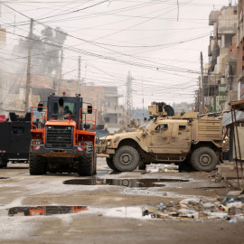 Soldados estadounidenses acompañados por miembros de las Fuerzas Democráticas Sirias (SDF) se reúnen en el barrio de Ghwayran en la ciudad de Hasakeh, en el noreste de Siria, el 29 de enero de 2022.