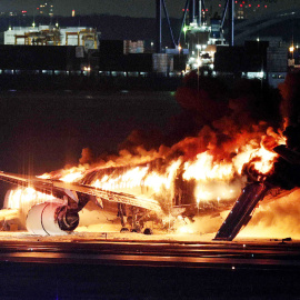 Evacuadas las 379 personas a bordo del avión en llamas de Japan Airlines