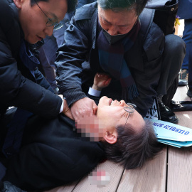 El líder de la oposición surcoreana Lee Jae-myung tras el ataque en Busan, a 2 de enero de 2024.