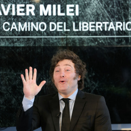 El presidente de Argentina, Javier Milei, presentando su nuevo libro "El camino del libertario" en una imagen de archivo.