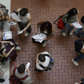 Varios estudiantes en la Universidad Pompeu Fabra.