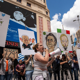 Varias personas protestan durante una manifestación contra la visita de Milei a España