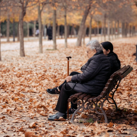 Una mujer anciana sentada en un banco, a 29 de diciembre de 2023.