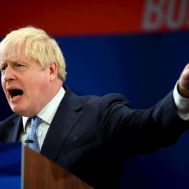 El primer ministro británico, Boris Johnson, pronuncia un discurso en el cuarto día de la Conferencia del Partido Conservador en Manchester.