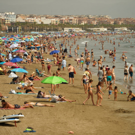 Foto de archivo de bañistas en la playa de la Malvarrosa, a 10 de agosto de 2023, en València.