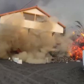 Impresionantes imágenes del derrumbe de una casa en La Palma