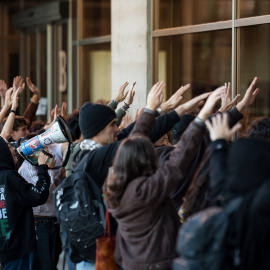 Varios manifestantes en el Vicerrectorado de alumnos de la Universidad Complutense, a 17 de mayo de 2024, en Madrid