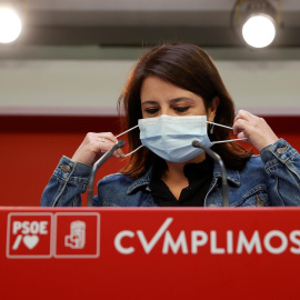 La vicesecretaria general del PSOE Adriana Lastra hace una valoración de los resultados electorales tras las elecciones en Castilla y León, este domingo en la sede del partido, en la madrileña calle Ferraz.