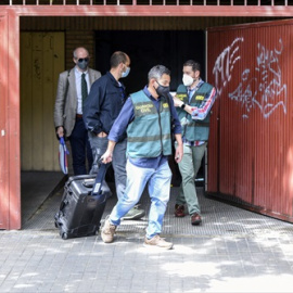 Un grupo de agentes de la Unidad Central Operativa de la Guardia Civil (UCO), durante un registro en el domicilio del subdelegado del Gobierno en Valencia, Rafael Rubio, a 13 de mayo de 2021, en Valencia.