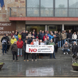 Entrega de signatures contra el tancament del restaurant La Mola