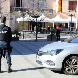 Imatge d'un agent davant l'Ajuntament de Cornellà de Llobregat