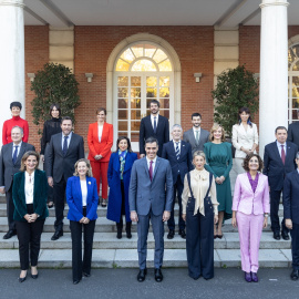 Sánchez junto a los nuevos ministros y ministras del Gobierno de coalición PSOE-Sumar, en el Palacio de la Moncloa, a 22 de noviembre de 2023, en Madrid