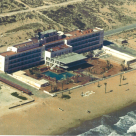 Vista aérea del hotel Arenales del Sol durante la década de los sesenta en la costa de Elche, un edificio de hormigón que será demolido por estar asentado en el dominio público marítimo terrestre.