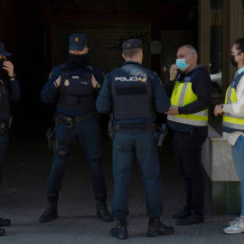 Miembros de la Policía Nacional en el departamento de Deportes del Ayuntamiento de Cornellà de Llobregat durante los registros, a 14 de febrero de 2022.