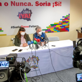 14/02/2022.- El candidato de la agrupación de electores de Soria ¡Ya!, José Ángel Ceña (d) y la número dos del partido Vanessa García (i) durante una rueda de prensa celebrada este lunes en Soria tras las elecciones regionales de ayer en Castilla y