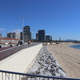 La platja de la Nova Mar Bella de Barcelona reoberta un cop finalitzades les obres d'emergència